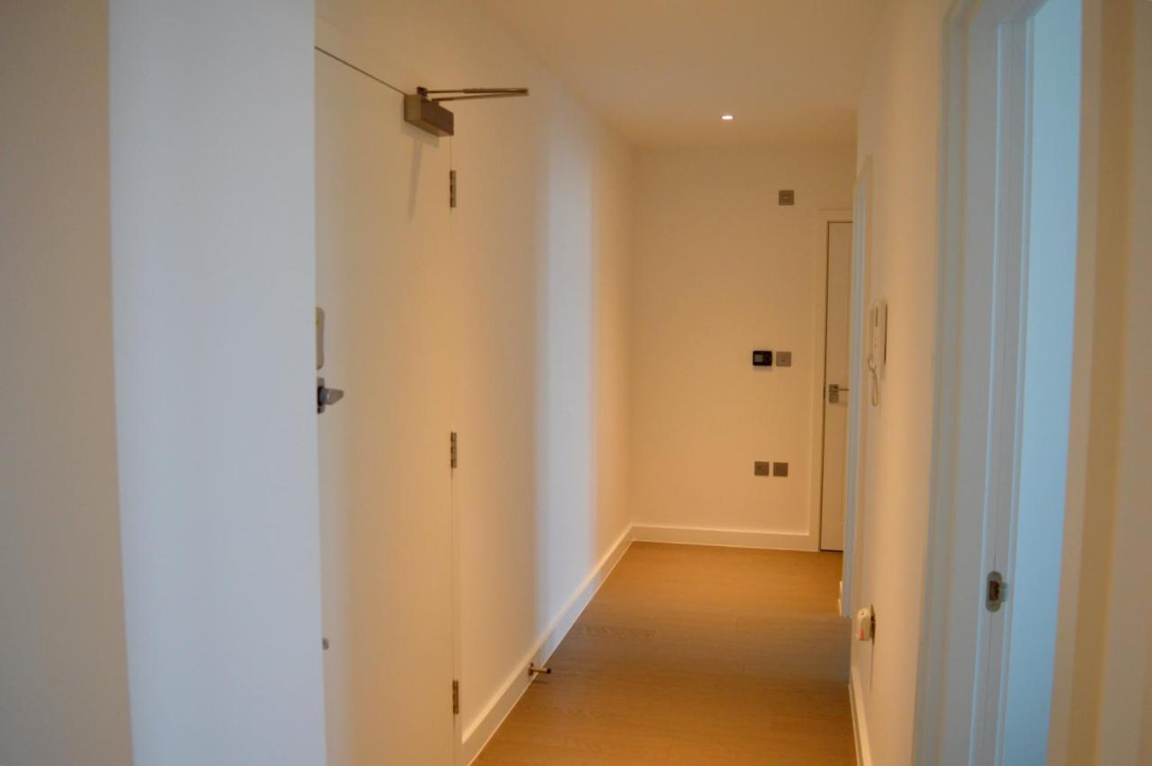 Top Floor Luxury 2 Bedroom St Albans Apartment - Free Wifi エクステリア 写真