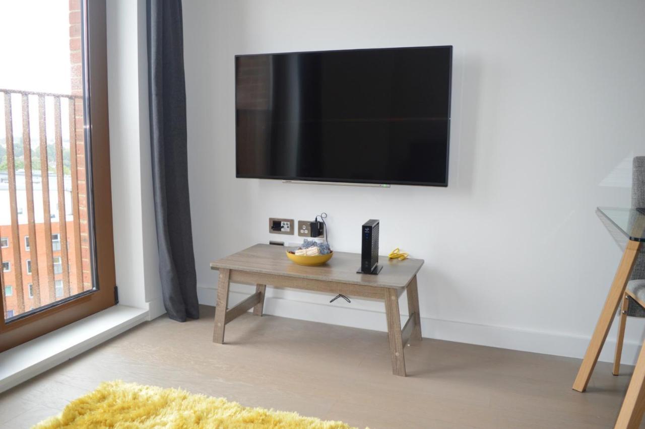 Top Floor Luxury 2 Bedroom St Albans Apartment - Free Wifi エクステリア 写真