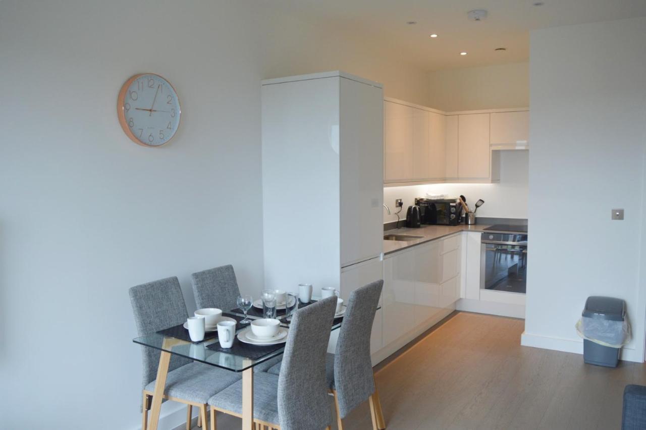 Top Floor Luxury 2 Bedroom St Albans Apartment - Free Wifi エクステリア 写真