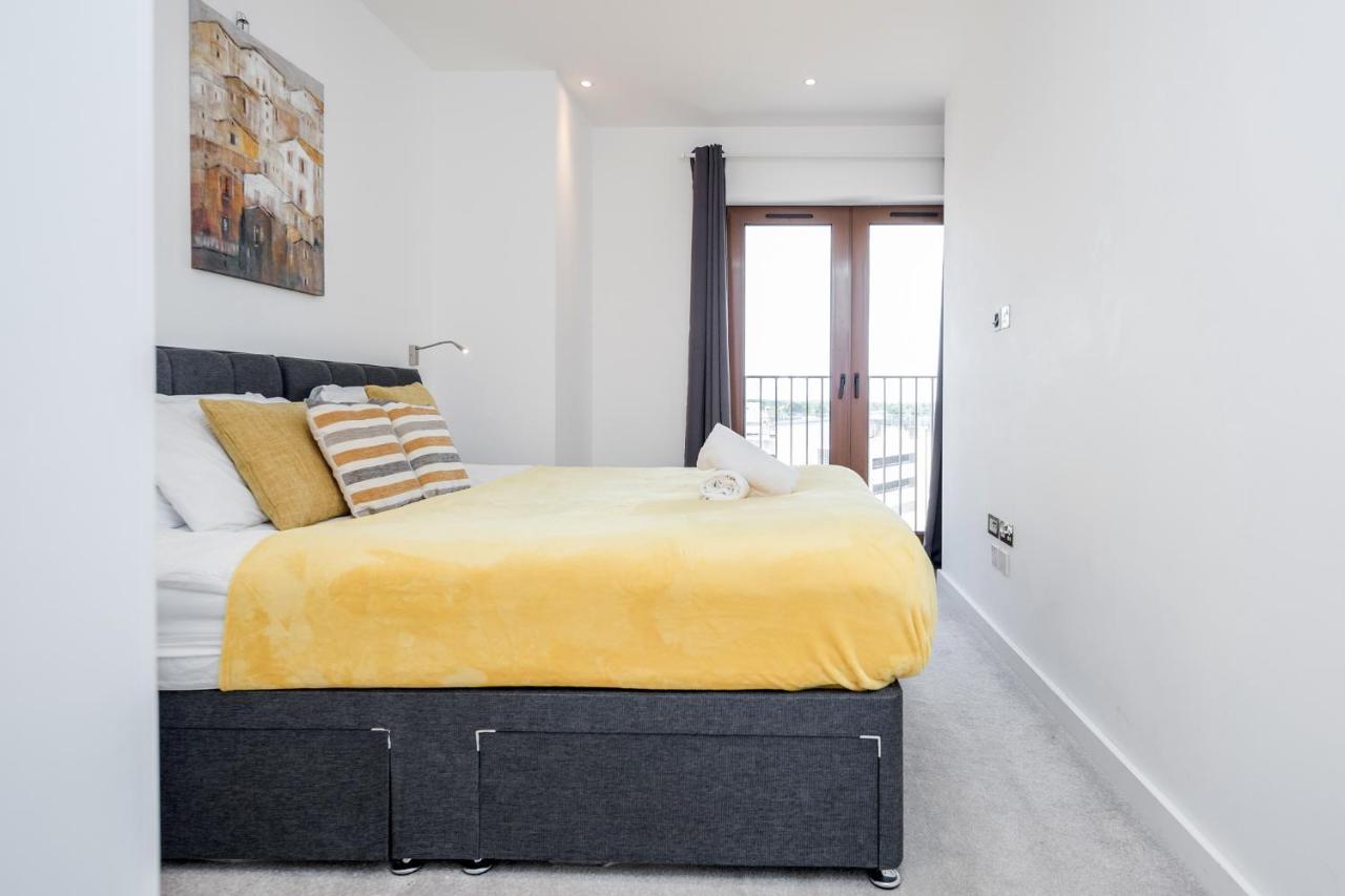 Top Floor Luxury 2 Bedroom St Albans Apartment - Free Wifi エクステリア 写真