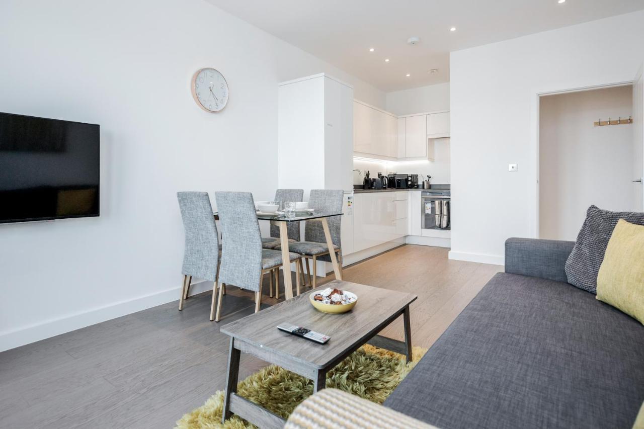 Top Floor Luxury 2 Bedroom St Albans Apartment - Free Wifi エクステリア 写真