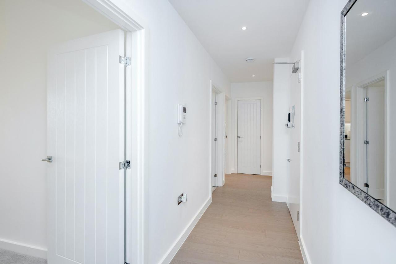 Top Floor Luxury 2 Bedroom St Albans Apartment - Free Wifi エクステリア 写真